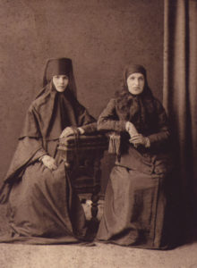 Игумения Евдоксия (слева). Нач. ХХ 