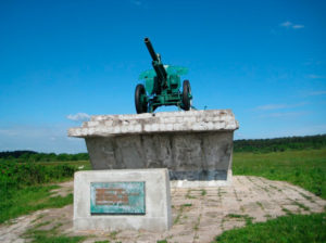 Памятник погибшим героям на берегу Орши близ Вознесенского Оршина монастыря.